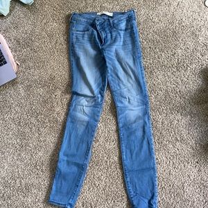 A&f skinny blue jeans